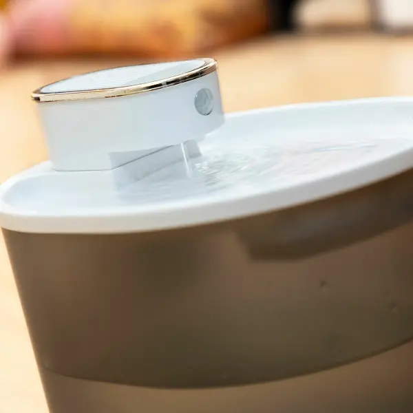 fontaine-pour-chats-rechargeable-avec-detecteur-refopet-innovagoods_747906 (1).webp